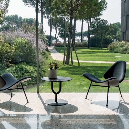 fauteuil lounge Kram en tissu bleu foncé avec structure acier noir 3 pieds 2