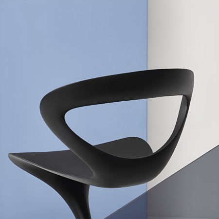 Détail du dossier incurvé de la chaise Callita noire – style sculptural