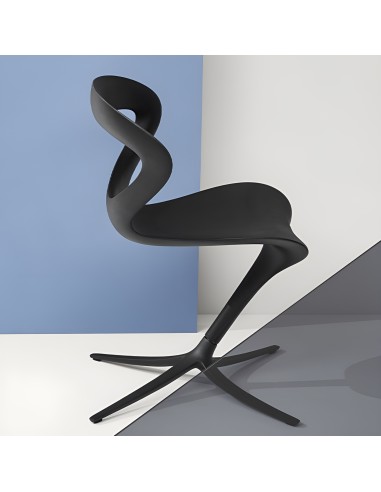 Chaise Callita noire en résine moulée – vue latérale avec design en courbes