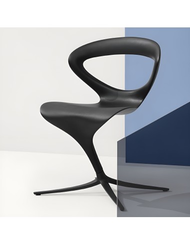 Chaise design Callita noire – vue de face sur fond moderne bleu et blanc