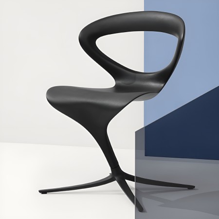 Chaise design Callita noire – vue de face sur fond moderne bleu et blanc