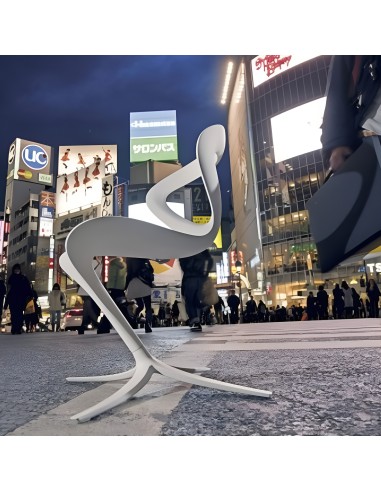 Chaise Callita blanche en pleine rue – mise en scène urbaine de design
