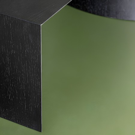 Banc design Museum 2 Seats en chêne teinté noir – vue d’angle