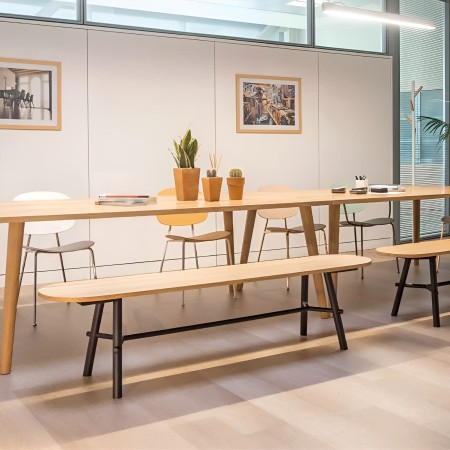 Banc design en bois clair avec structure blanche dans un salon moderne avec table scandinave RECORD BENCH