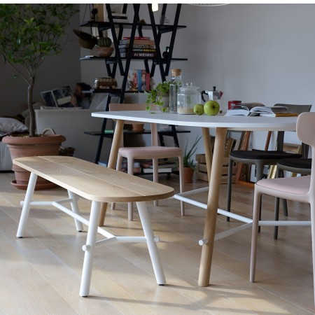 Banc Record en bois clair dans un open space lumineux, associé à une table de réunion design