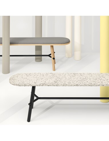 Banc Record en fibre de verre et bois dans un décor contemporain avec éléments de couleurs pastel