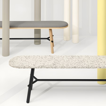 Banc Record en fibre de verre et bois dans un décor contemporain avec éléments de couleurs pastel