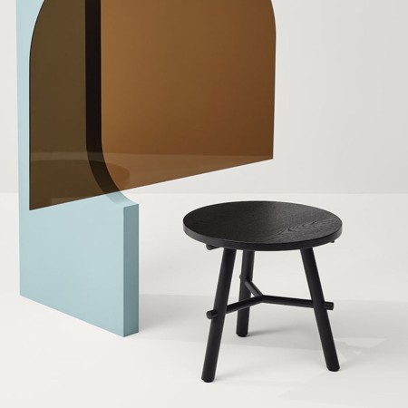 table basse design noire avec plateau bois et piètement acier – modèle Record Contract H450 – mise en situation moderne