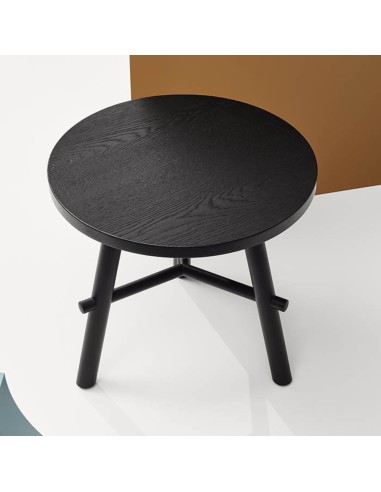 zoom sur table basse ronde noire en bois – finition chêne teinté noir – Record Contract H450