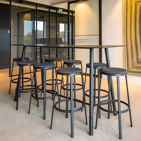 Table haute de réunion noire avec 8 tabourets assortis – Aménagement espace collaboratif moderne