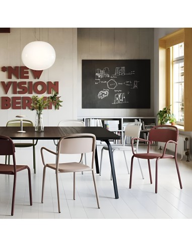 chaise Skol colorée avec accoudoirs, assise en plastique et structure en acier pour intérieur, réunion