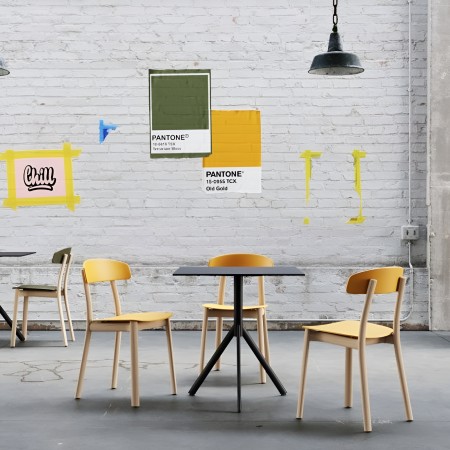 Feluca Organic – Chaise rétro avec assise en plastique et piétement en bois naturel, un design moderne et élégant 2