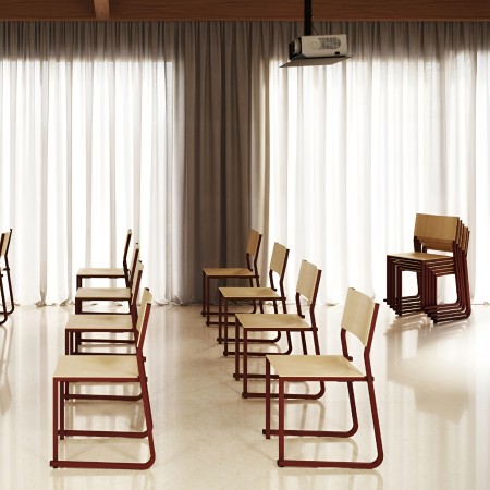 GT01 – Chaise empilable en métal avec assise en bois, parfaite pour les espaces modernes et polyvalents