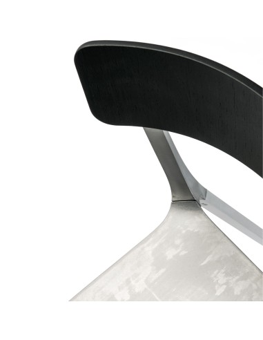 Détail du dossier en contreplaqué chêne noir et de l'assise en aluminium de la chaise Ruelle – finition soignée