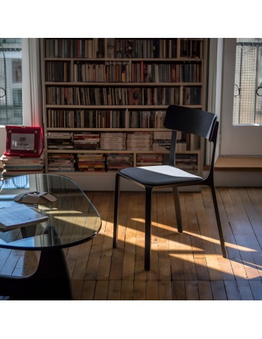 Chaise Ruelle noire avec dossier bois et assise tissu gris - moderne et pratique