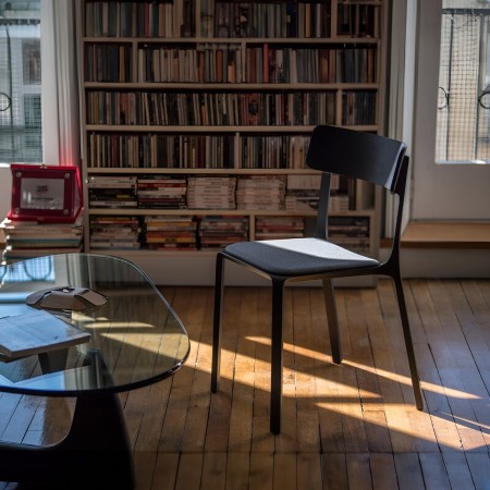 Chaise Ruelle noire avec dossier bois et assise tissu gris - moderne et pratique