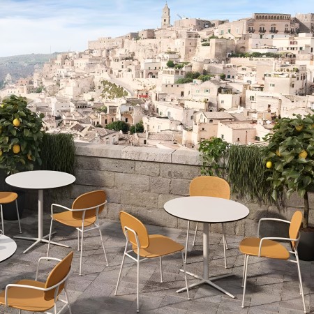 Chaise extérieure Tondina Pop avec accoudoirs – structure acier blanc et coque plastique terrasse