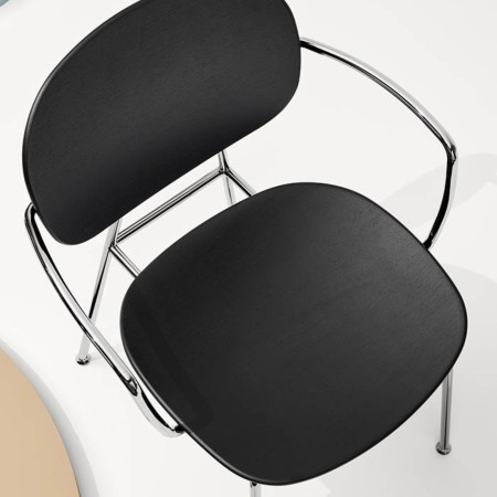 Chaise Tondina avec accoudoirs en bois chêne et acier chromé vu de en haut - bois teinté contemporain - Tondina