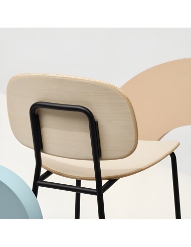 Dos de la chaise haute pour îlot de cuisine Tondina - structure en acier noir et dossier bois de chêne