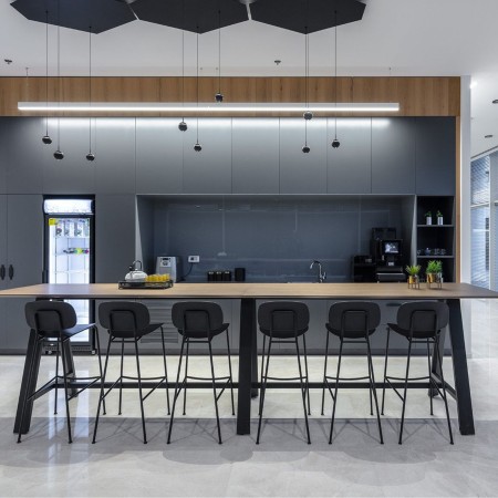 Tondina – Tabouret de bar en bois au design épuré, idéal pour une cuisine ou un espace repas moderne 2