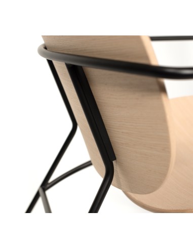 Détail structure du fauteuil Tondina Lounge en bois naturel et métal noir