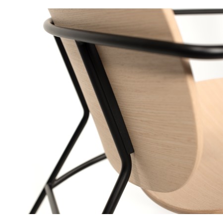 Détail structure du fauteuil Tondina Lounge en bois naturel et métal noir