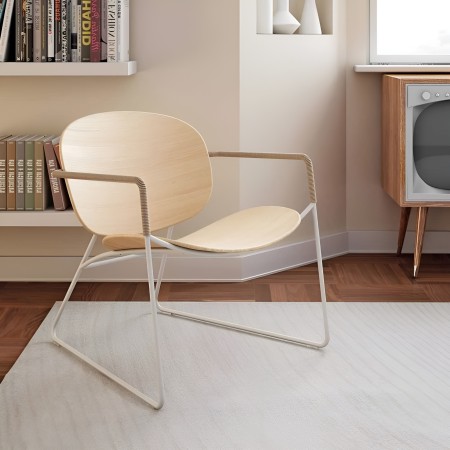 Fauteuil Tondina Lounge bois naturel avec structure blanche dans un salon moderne