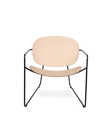 Fauteuil Tondina Lounge bois naturel, vue frontale avec accoudoirs noirs