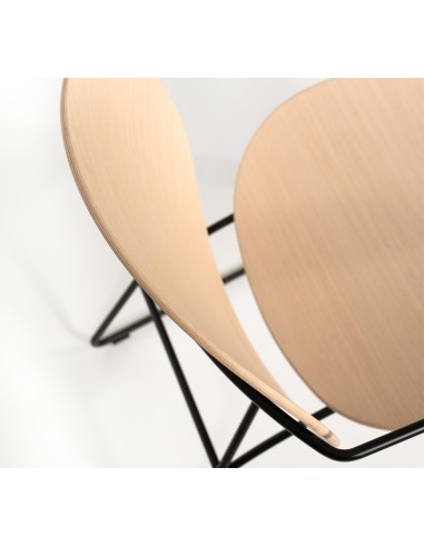 Zoom sur l’assise ergonomique en bois naturel du fauteuil Tondina Lounge
