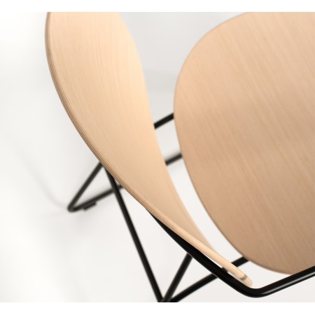 Zoom sur l’assise ergonomique en bois naturel du fauteuil Tondina Lounge