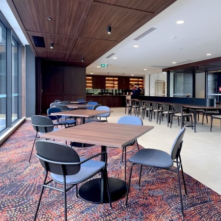 Tondina – Chaise design avec assise en tissu et dossier en bois, parfaite pour un intérieur chaleureux et moderne 2