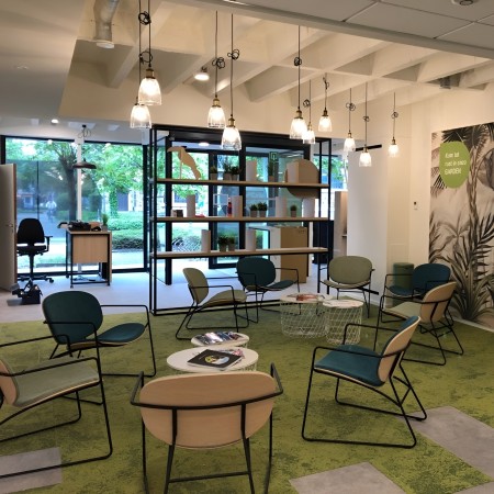 Fauteuil lounge en bois et acier avec assise rembourrée verte - salon, cosy, haut de gamme Tondina