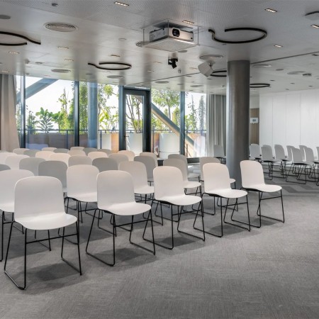 	relief-sled-chaise-plastique beige-piètement-métal noir 2