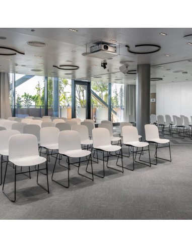 Salle de réunion, conférence avec chaises blanches en plastique et acier - Relief