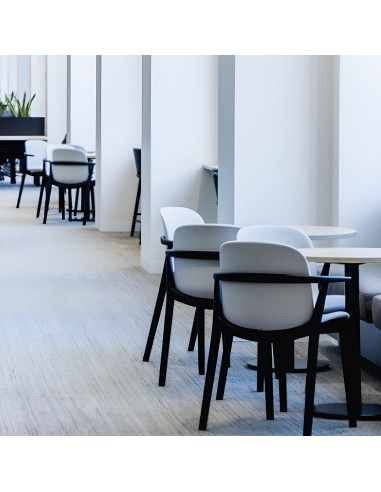 Chaise Relief en bois avec accoudoirs - ambiance moderne raffinée restauration