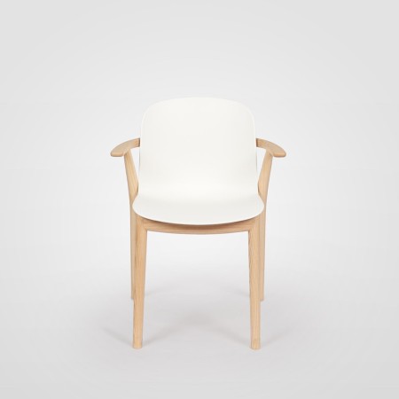 Chaise Relief avec accoudoirs en bois naturel et coque blanche en plastique confortable