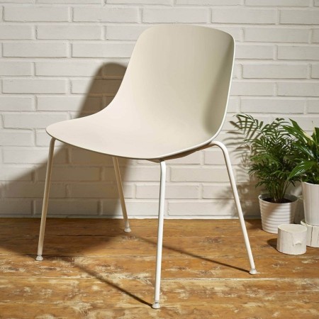 chaise extérieure Pure Loop Mono avec coque sable et pieds noirs 2