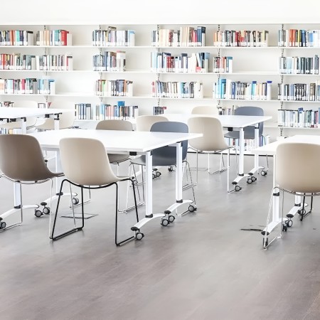 Chaise Pure Loop Mono en plastique et acier dans une bibliothèque