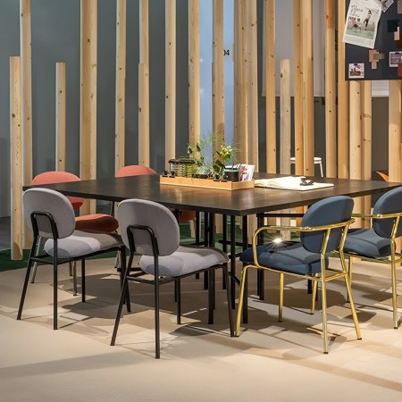 Chaise Tondina Fat 4 pieds dans un espace de coworking moderne