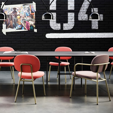 Chaise Tondina Fat 4 pieds avec accoudoirs, tissu beige, structure laiton antique en salle d'attente