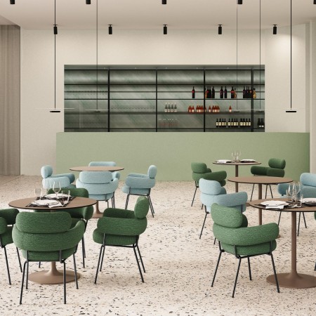 Chaise Takumi avec accoudoirs en tissu vert et structure noire - salle d'attente et restauration