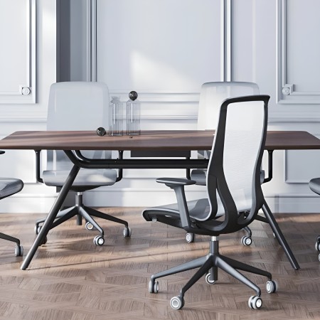 Table de réunion ARQUS en bois avec chaises ergonomiques noires et blanches sur parquet