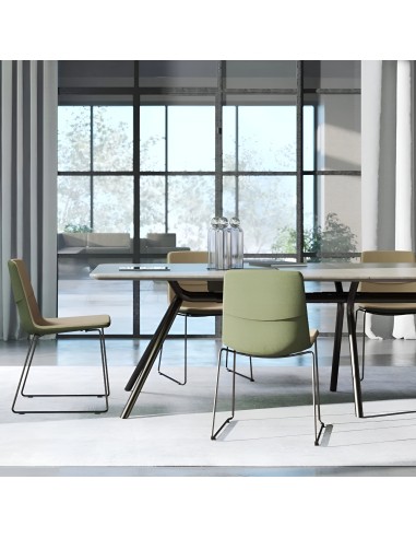 Table ARQUS avec chaises TWIST&SIT vertes dans salle de réunion design lumineuse