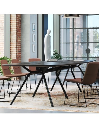 Grande table de réunion ARQUS noire avec chaises design et connectique intégrée