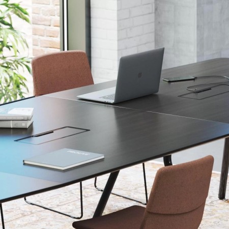 Table de conférence ARQUS noire avec chaises TWIST&SIT et connectique intégrée