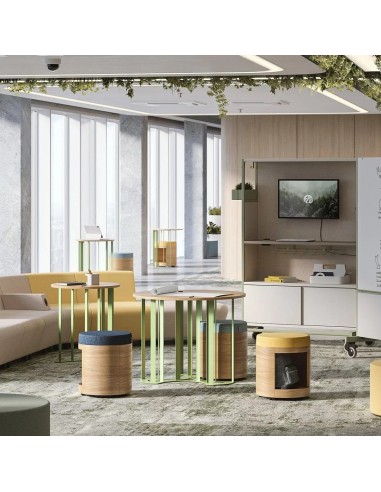 Espace lounge moderne avec tables basses rondes métal vert et poufs bois tissu coloré