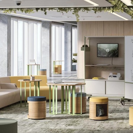 Espace lounge moderne avec tables basses rondes métal vert et poufs bois tissu coloré