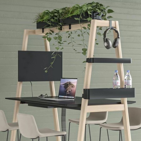 Table de réunion NOVA Wood avec étagères, écran et plantes vertes