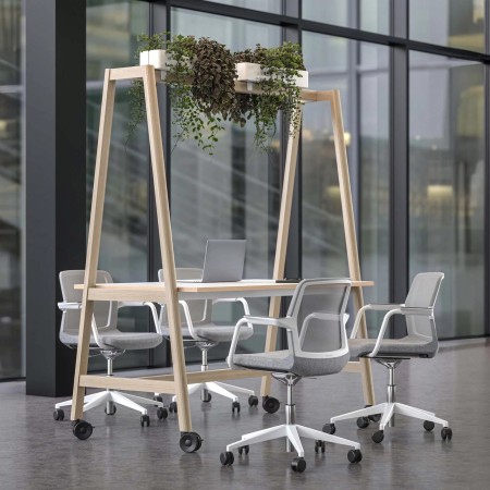 Table de réunion NOVA Wood mobile avec chaises pivotantes et jardinières suspen
