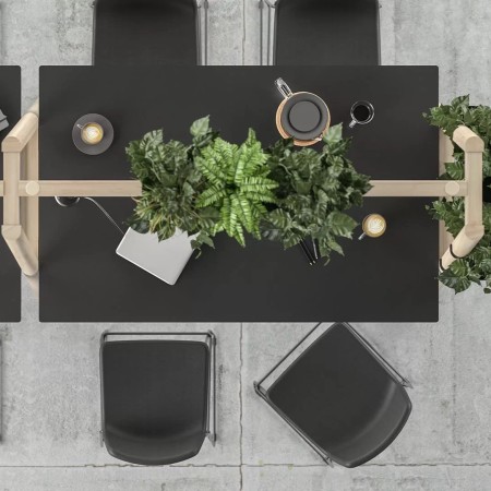 Table haute NOVA Wood noire avec plantes vertes intégrées et chaises noires